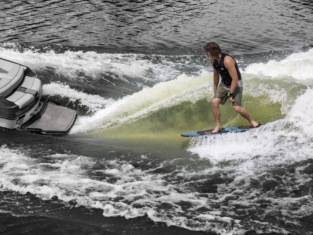 wakesurfing boat