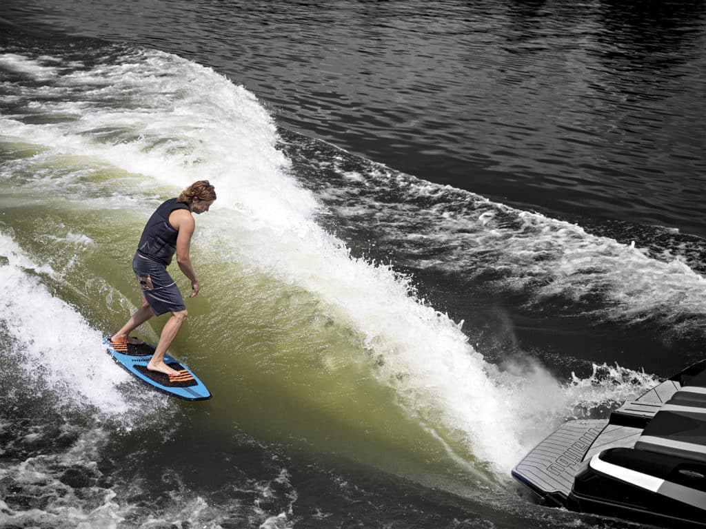 wakesurfing boat