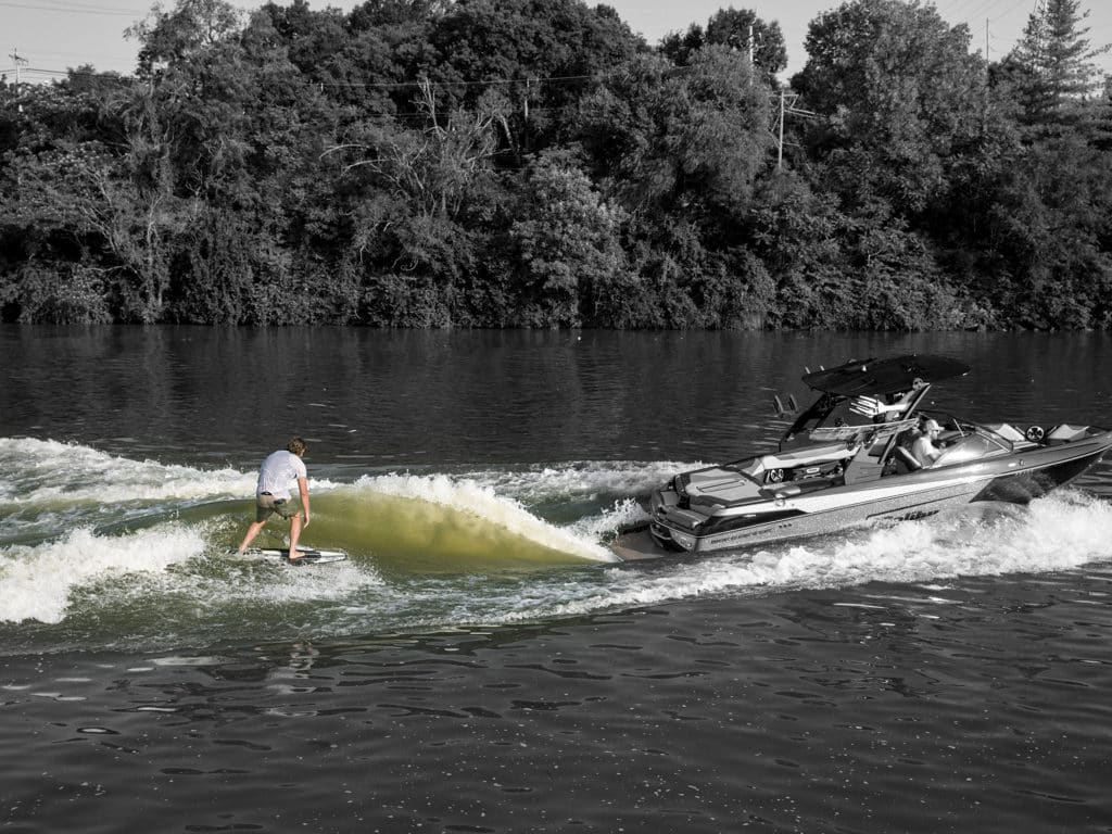 wakesurfing boat