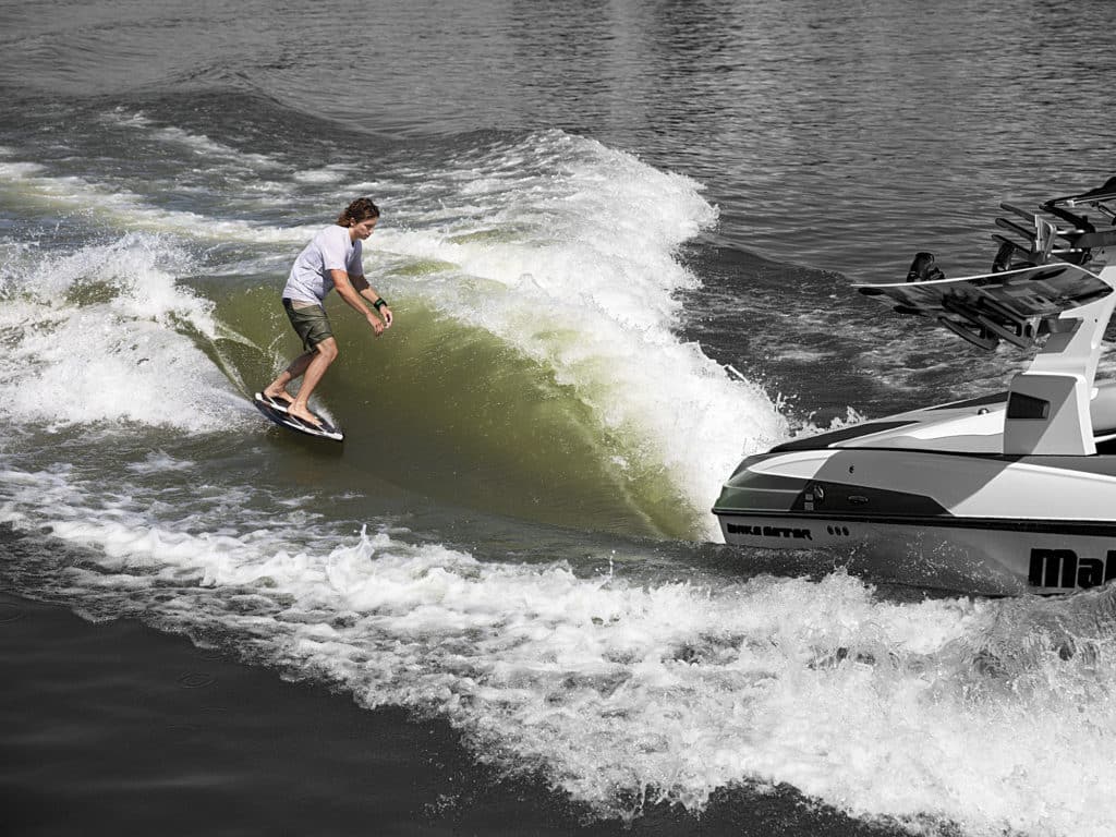 wakesurfing boat