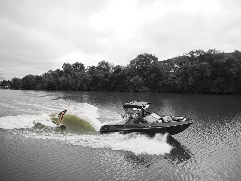 wakesurfing boat