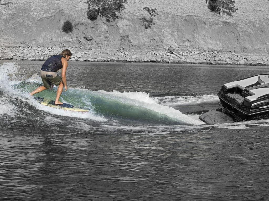 wakesurfing boat