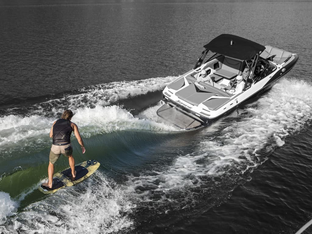 wakesurfing boat