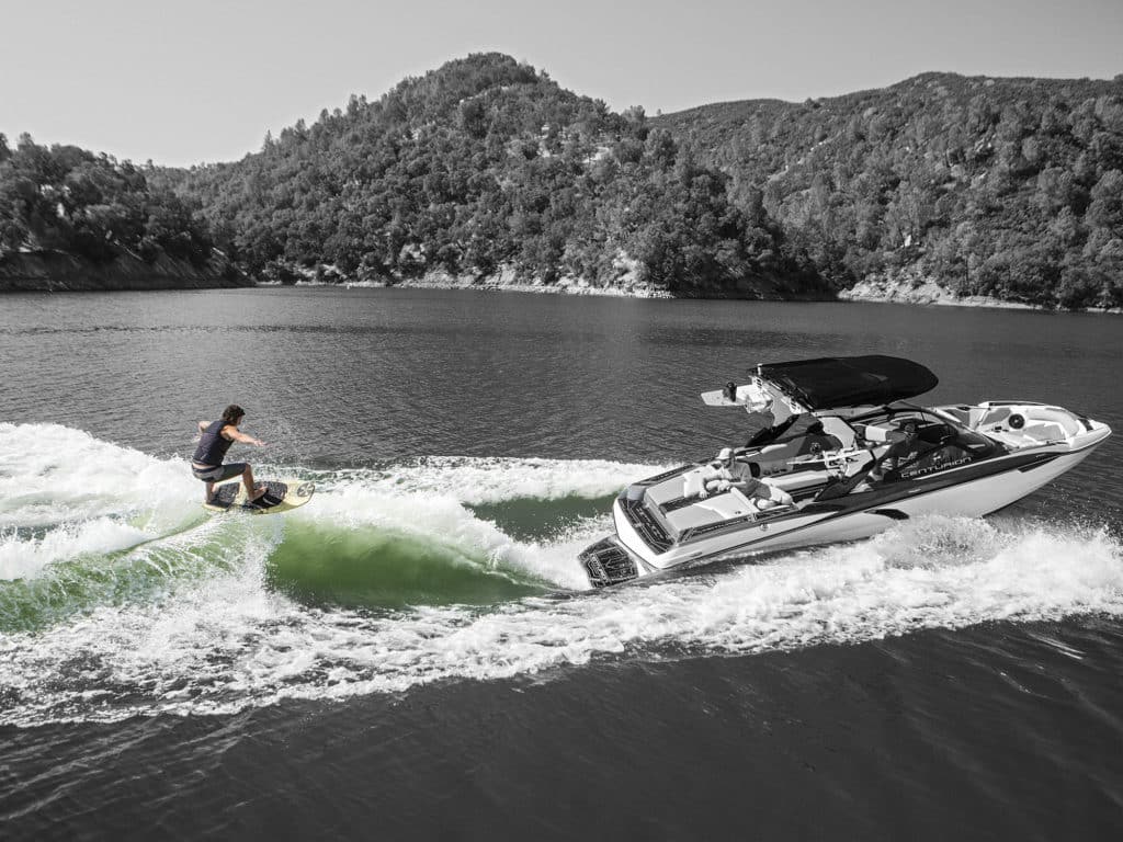 wakesurfing boat