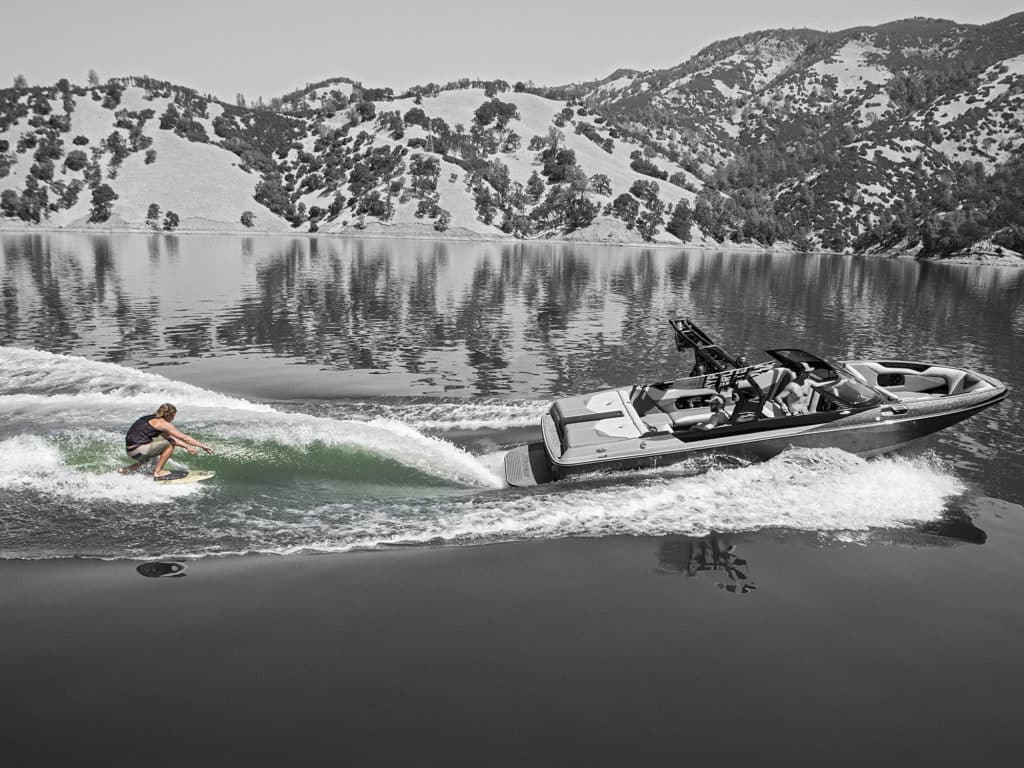 wakesurfing boat