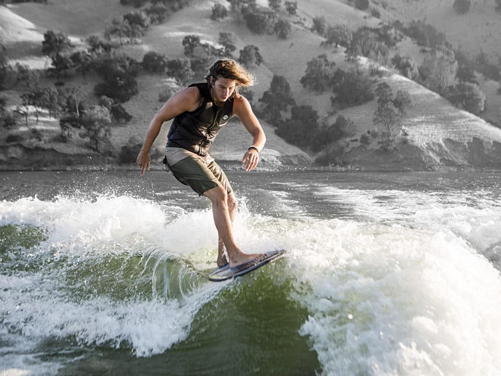 wakesurfing boat