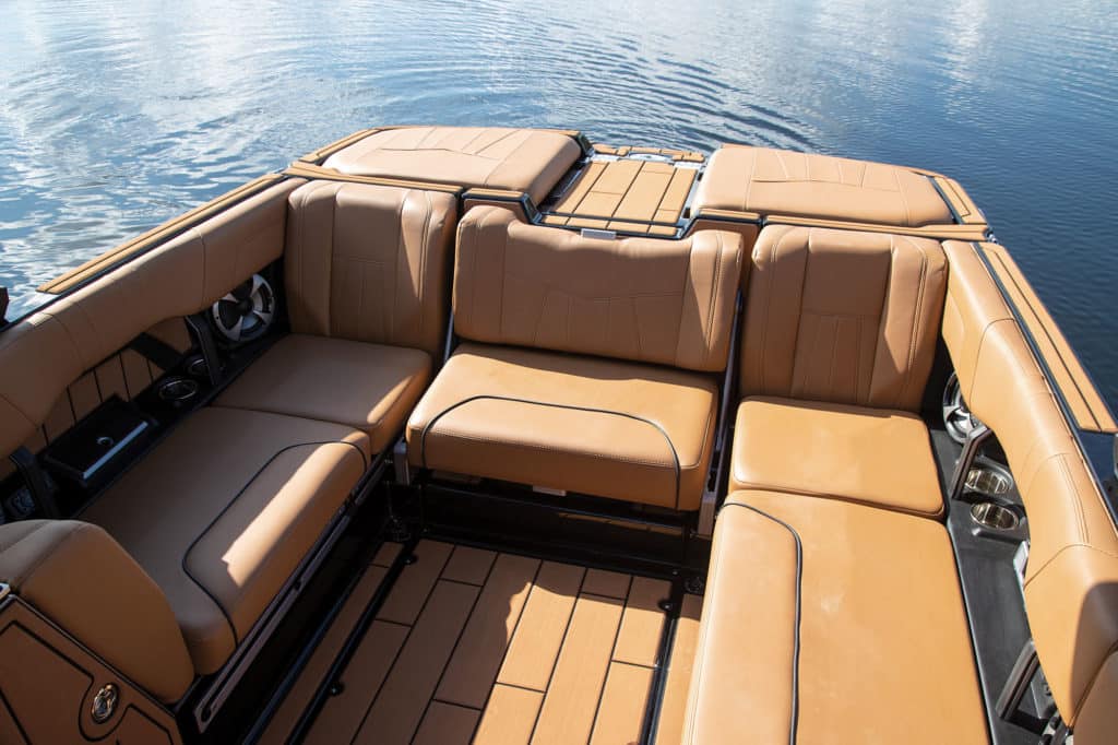 Malibu Wakesetter 24 MXZ cockpit seating