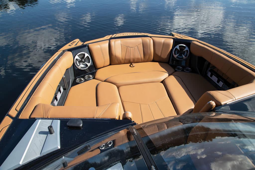 Malibu Wakesetter 24 MXZ bow seating