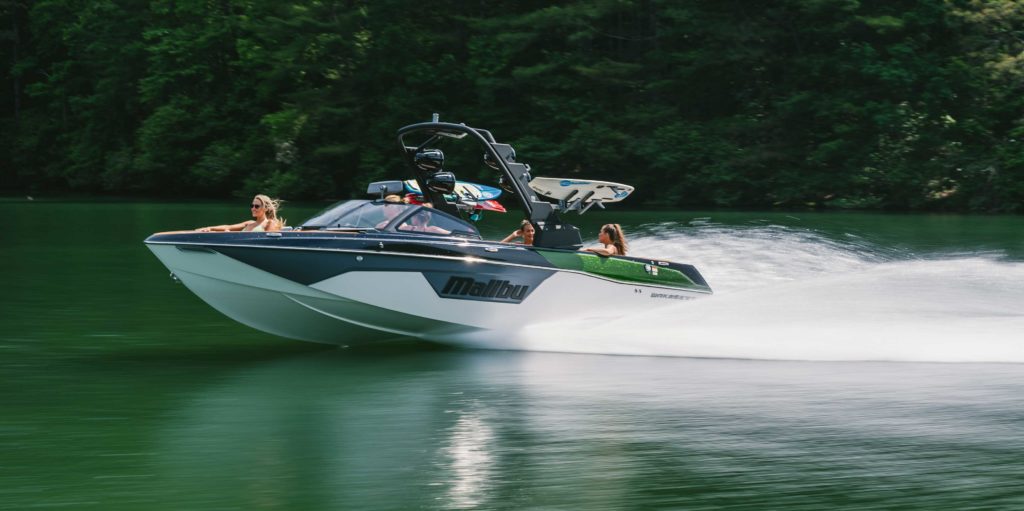 Malibu 23 LSV running fast