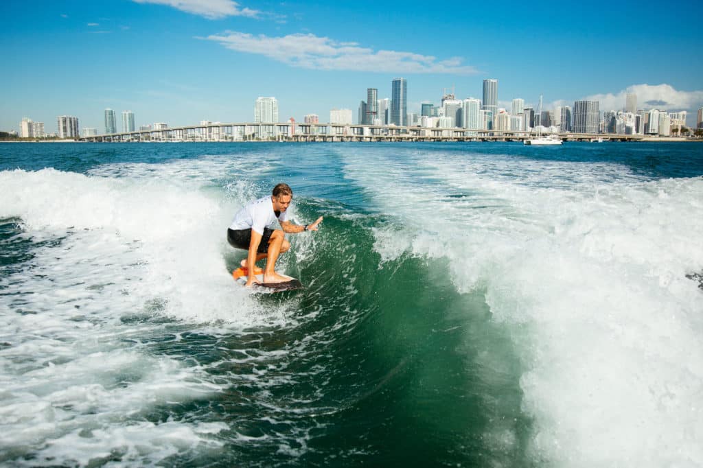 Malibu 25 LSV Wakesurfing