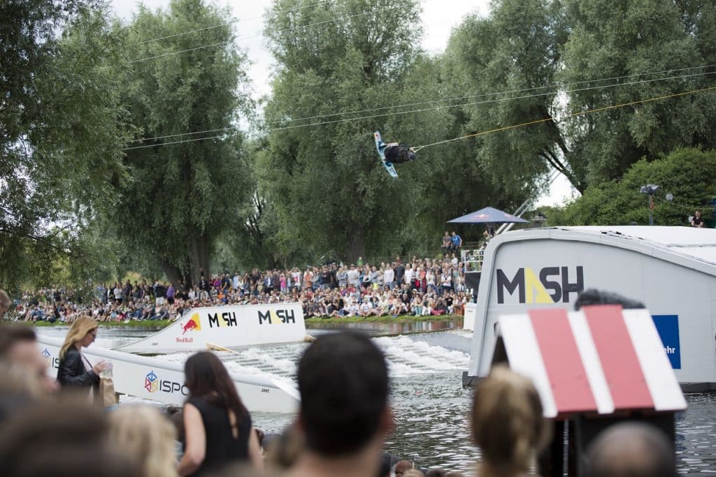 Dominik Hernler wakeboarding