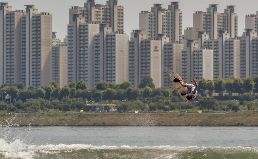 Massi Piffaretti wakeboarding