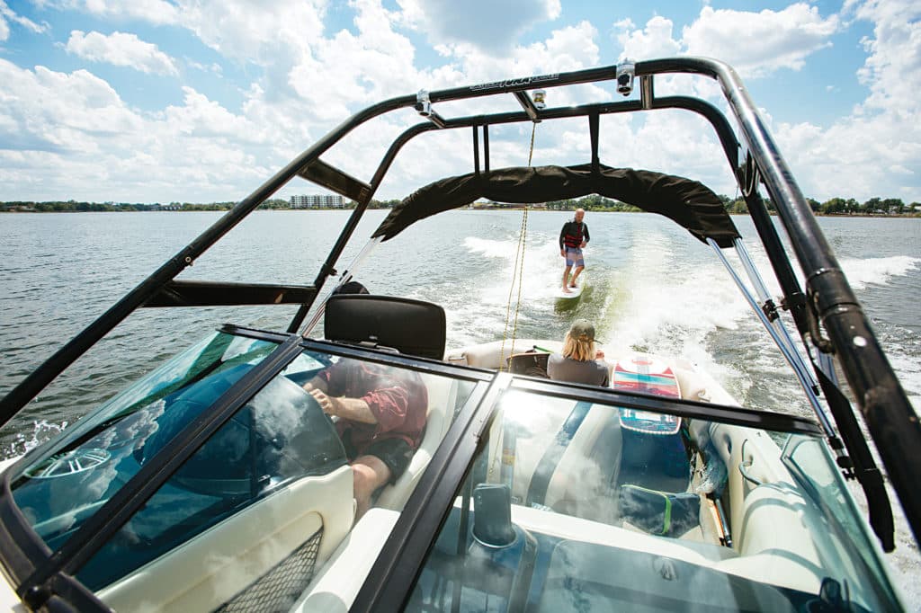 1999 Malibu Sunsetter wakesurfing