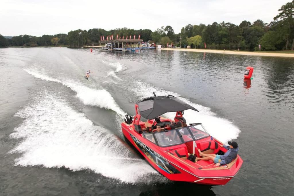 Nautique G23 making pulls on the course