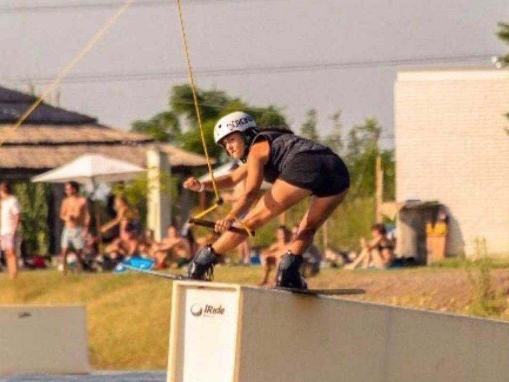 Flor Medrano wakeboarding