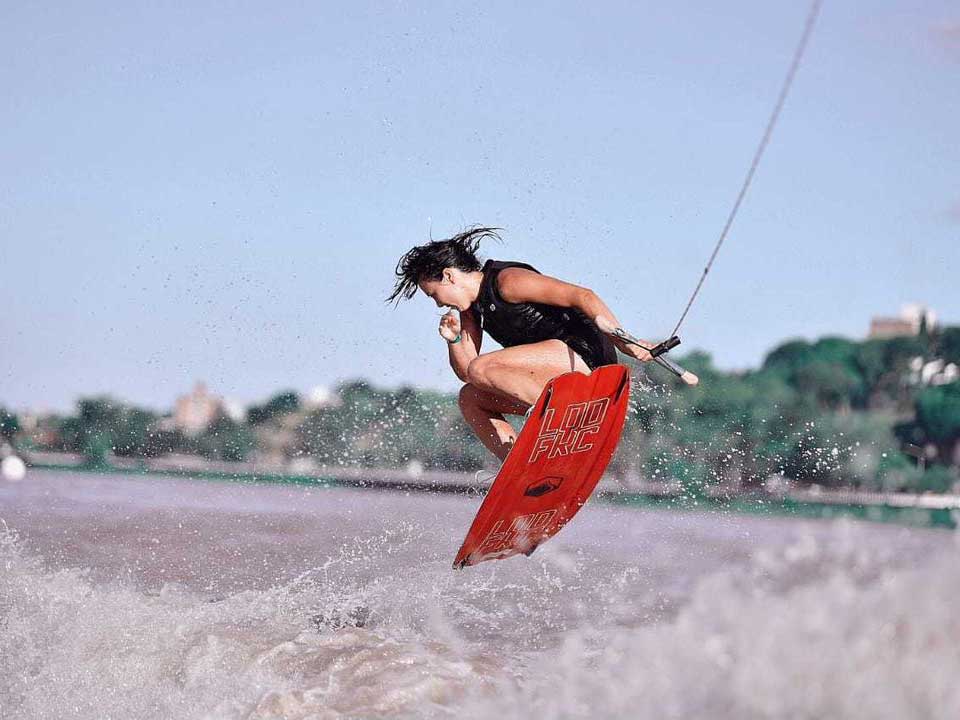 Victoria De Armas wakeboarding