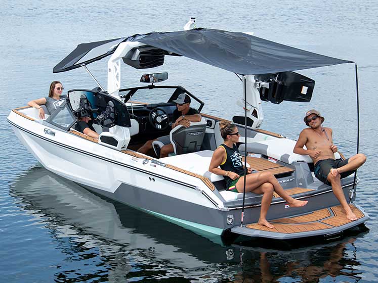 Nautique with sunshade