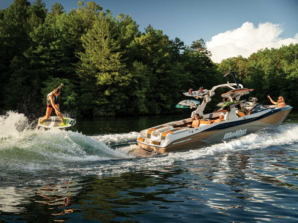 Malibu Wakesetter 26 LSV wakesurfing