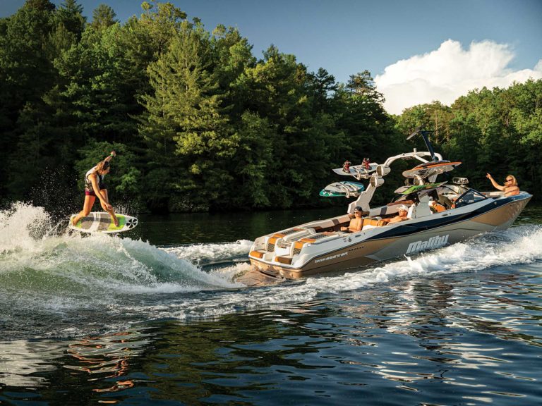 Malibu Wakesetter 26 LSV wakesurfing