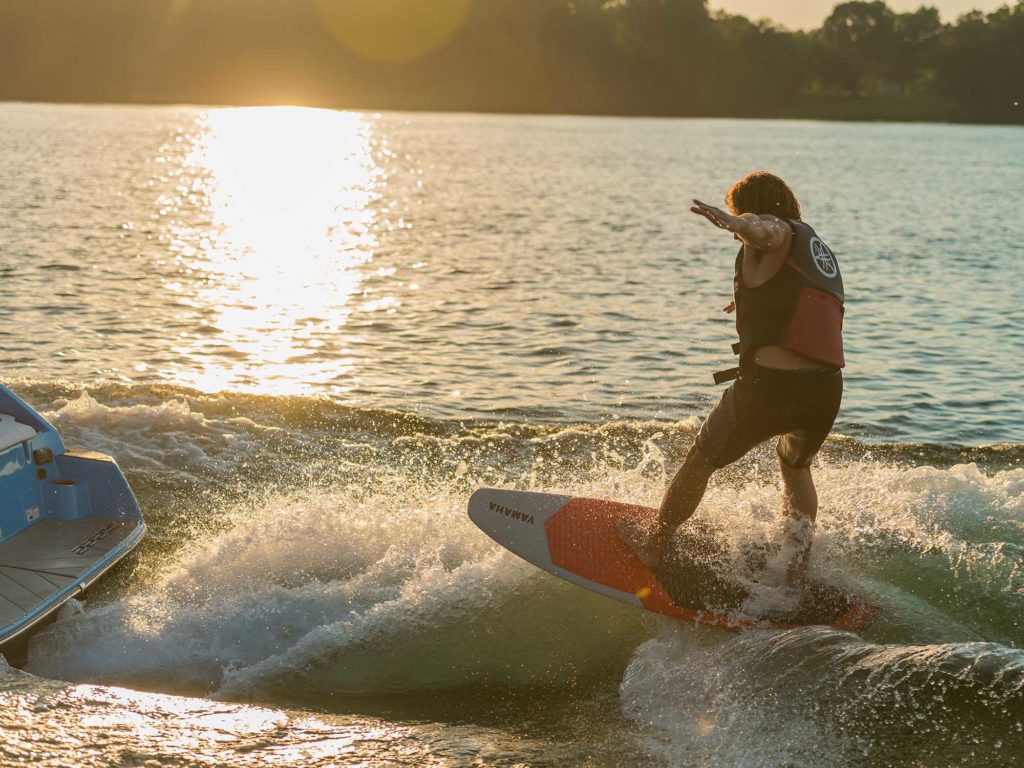 Yamaha 222XD wakesurfing