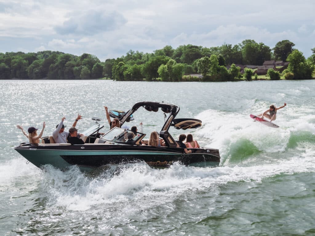 MasterCraft XT25 wakesurfing