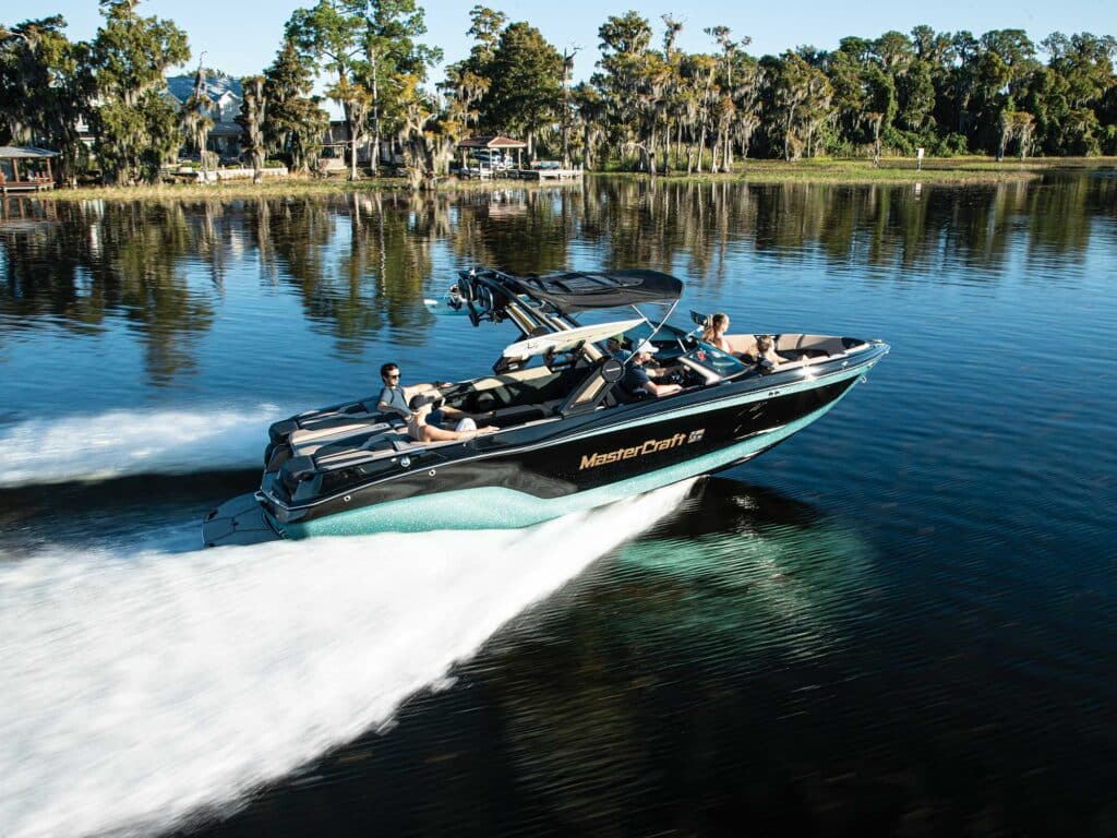 MasterCraft XT25 on the lake