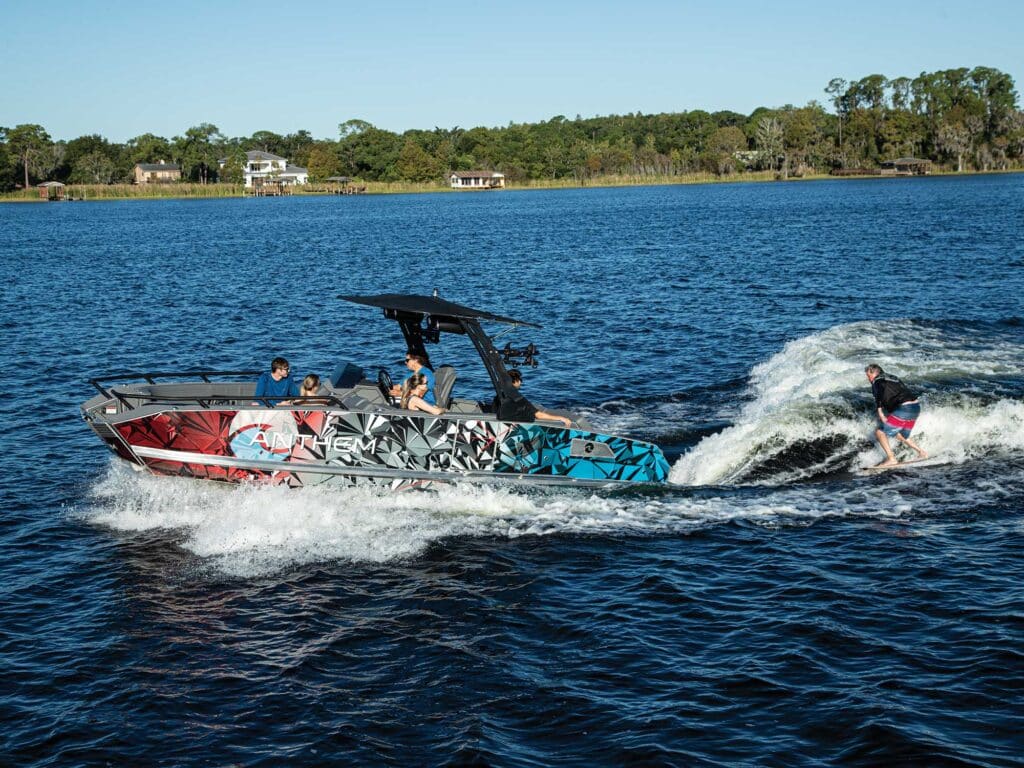 Kalon 23 wakesurfing