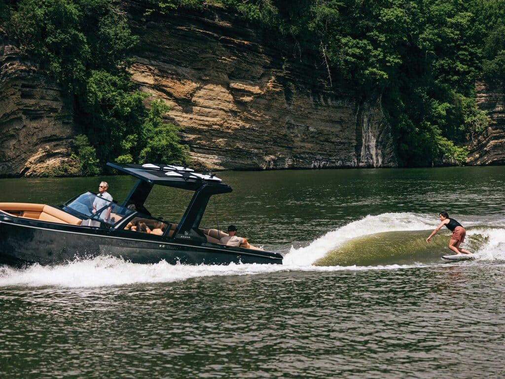 AV28S wakesurfing