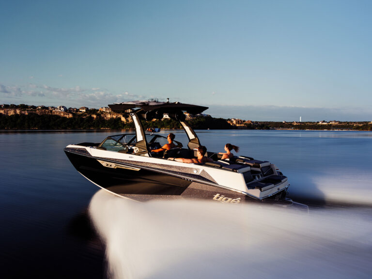 Tigé Ultré 23ZX running on the lake