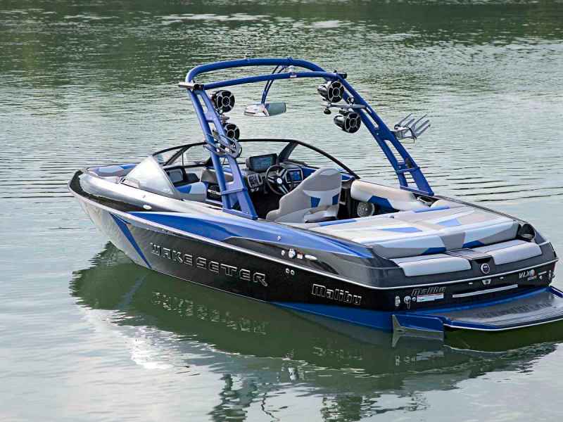 wakeboard boat