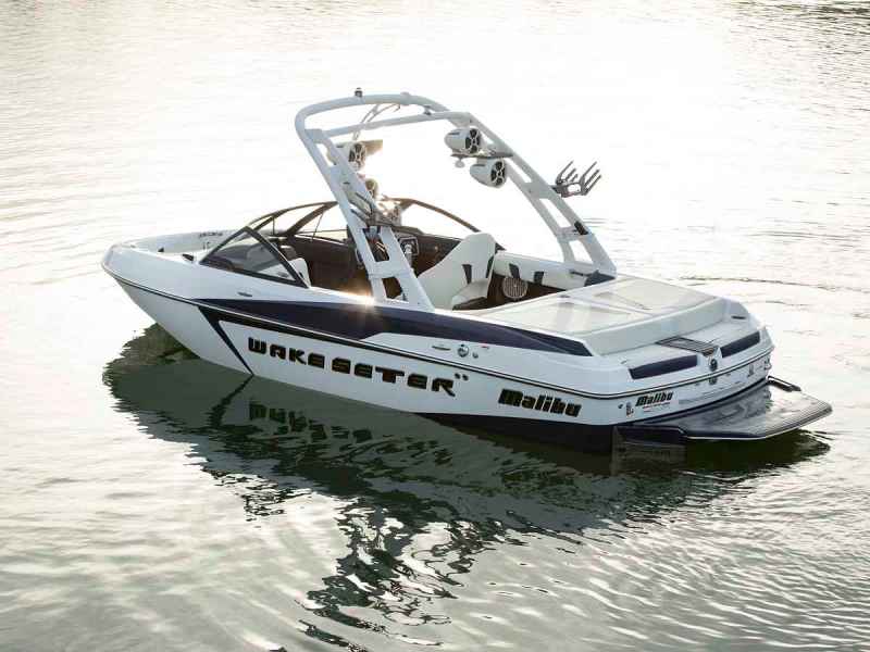 wakeboard boat