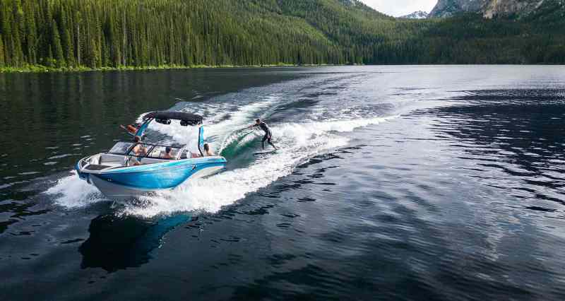 The Centurion Vi24 throws a nice wake