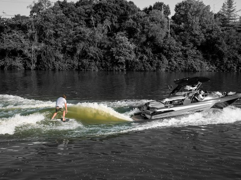 wakesurfing boat