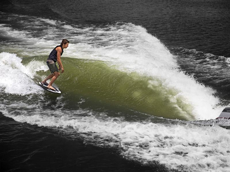wakesurfing boat