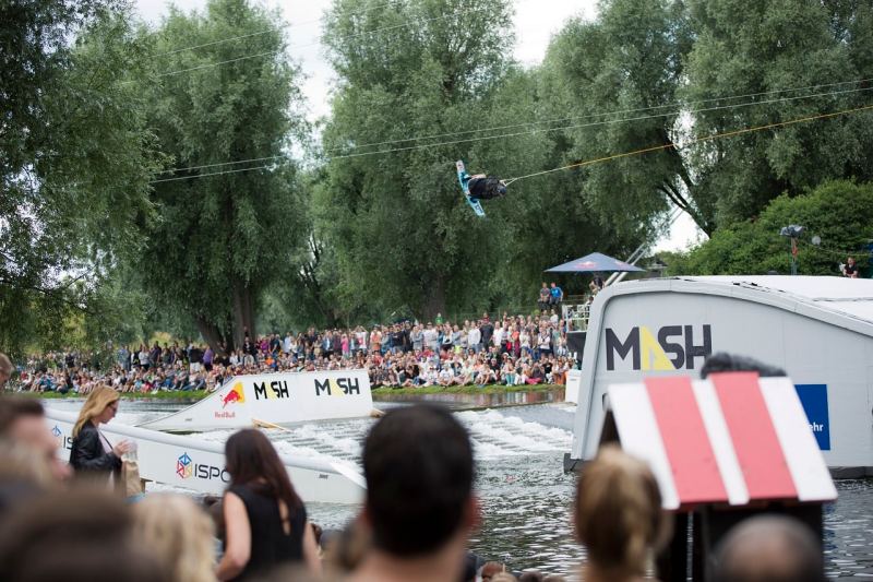 Dominik Hernler wakeboarding