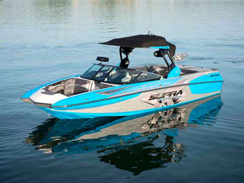 wakeboarding boat