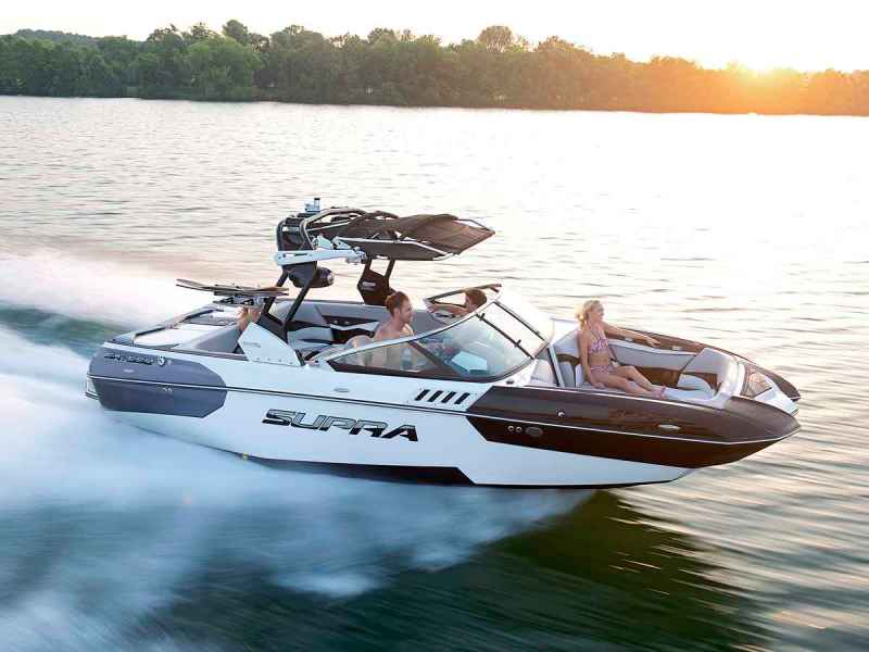 wakeboarding boat