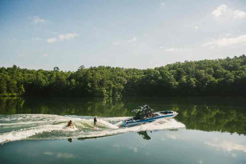 Wakesurfing the 23 MXZ