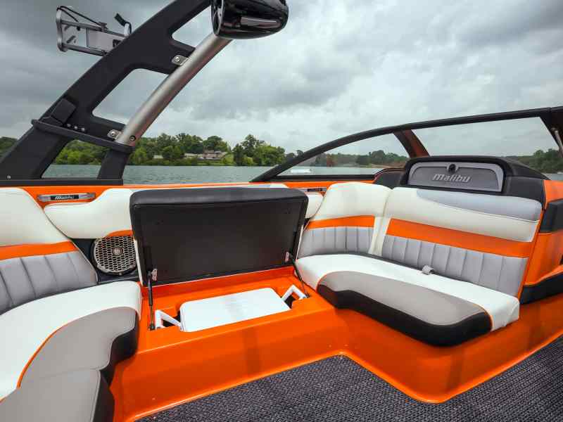 Malibu 20 MXZ seating lounge