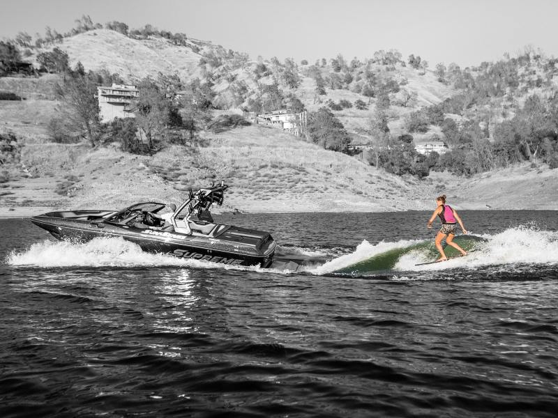wakesurfing boat