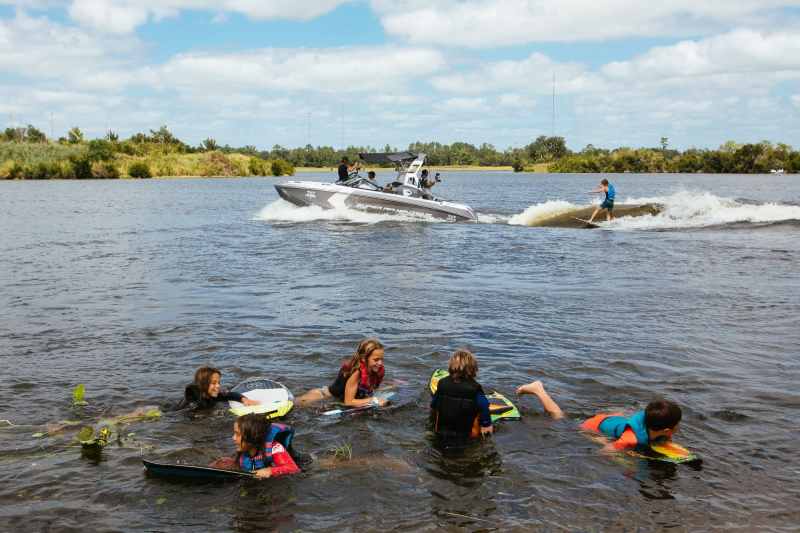Nautique's G23 throwing waves