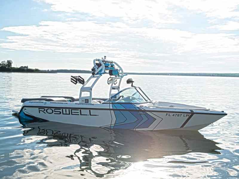 BTG0722-WTLF-2002-SANautique-210 Wake tower with board racks and speakers