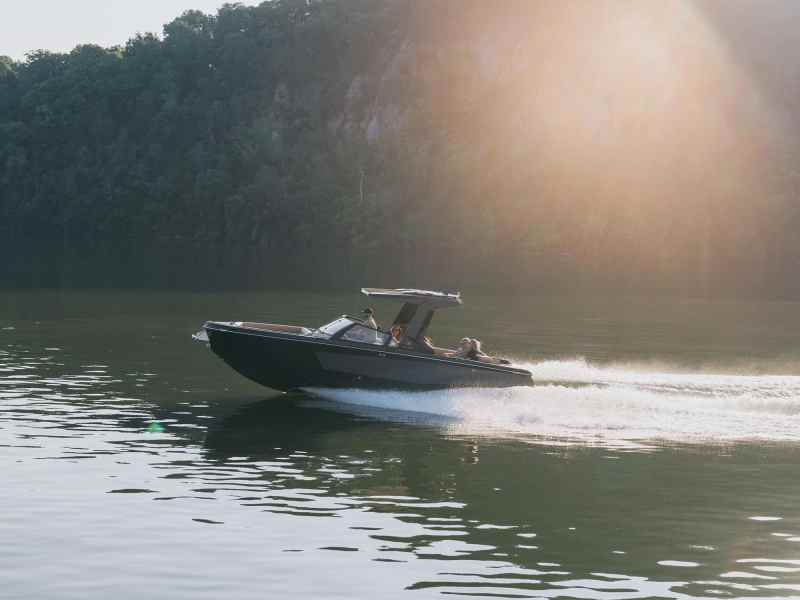 BTG0823-AVIARA-AV28SURF Aviara AV28S out on the lake