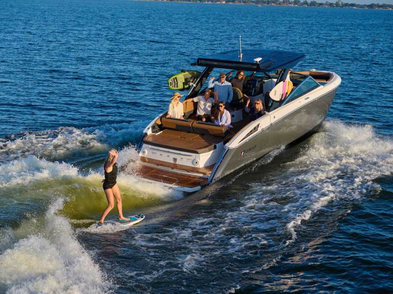 BTG1124-Cobalt-r33-surf Cobalt R33 Surf on the lake