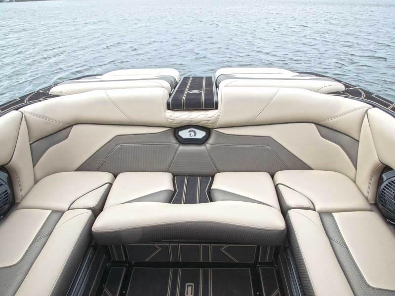 Centurion Ri245 aft seating