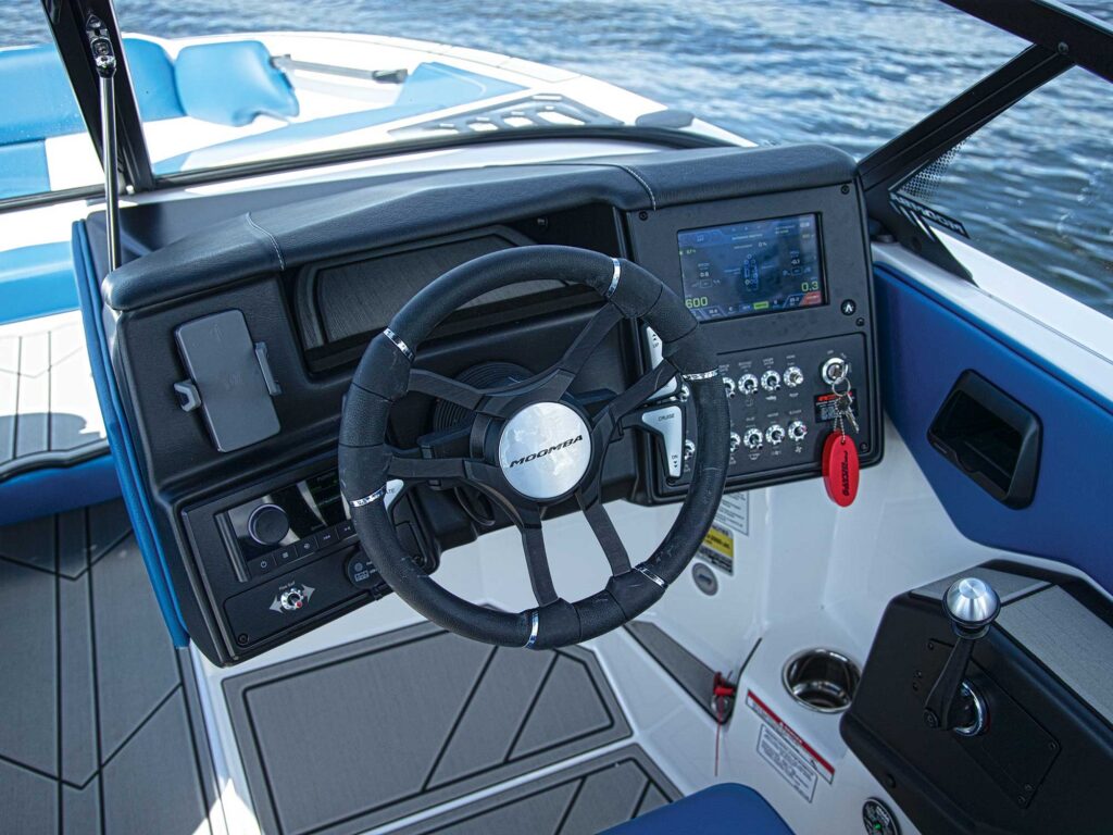 Moomba Mondo helm