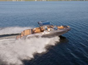 Varatti Z2474 running on the lake