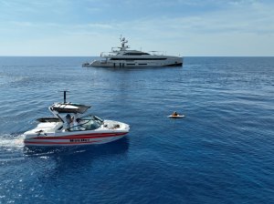 WKB926-MasterCraft-Yacht MasterCraft next to yacht